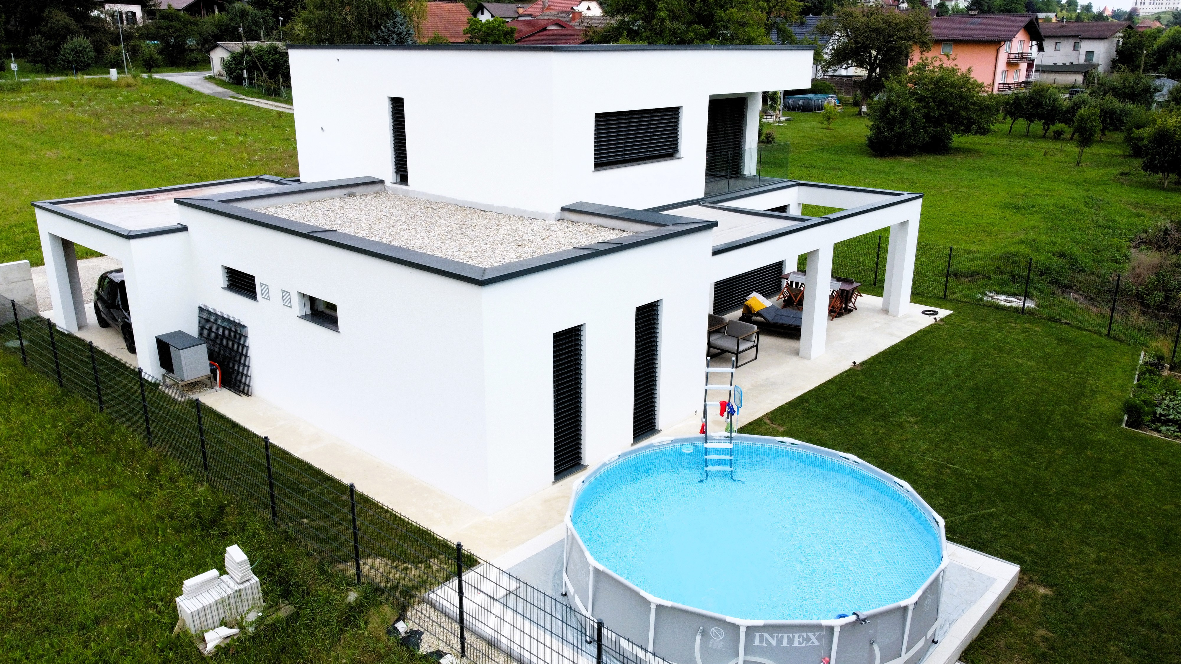 Pogled na hišo z juga